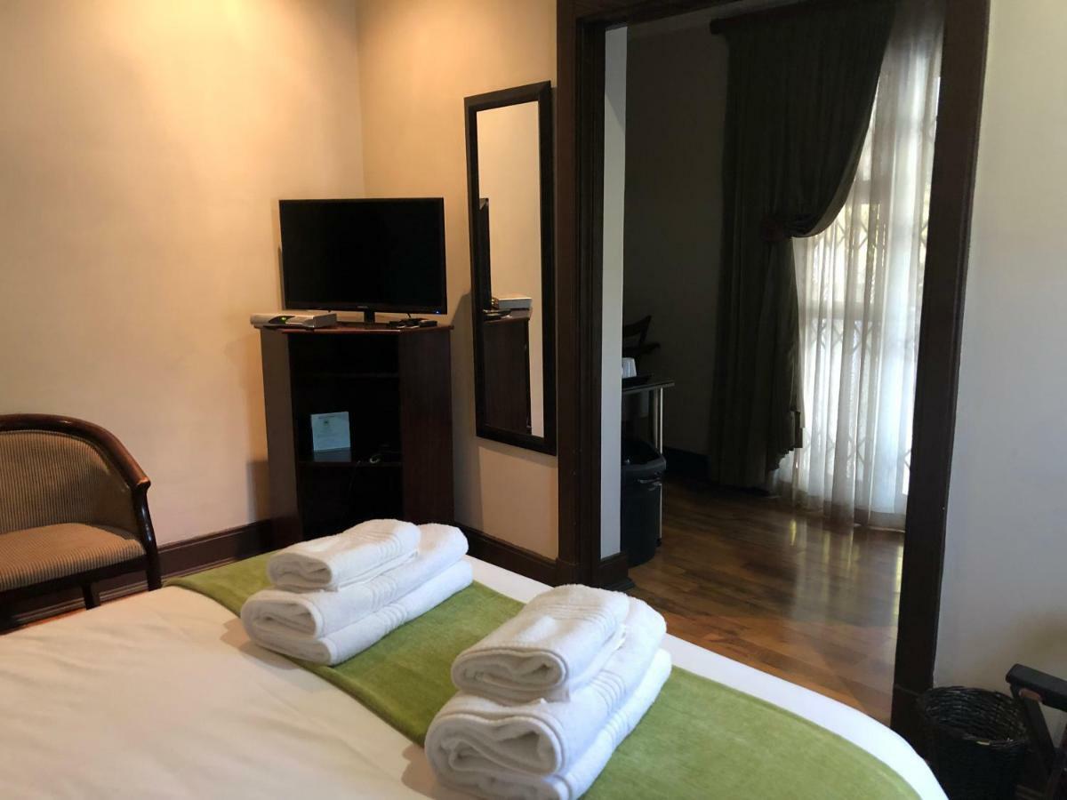 กู๊ดดีย์ เกสท์เฮาส์ Hotel พริทอเรีย ภายนอก รูปภาพ