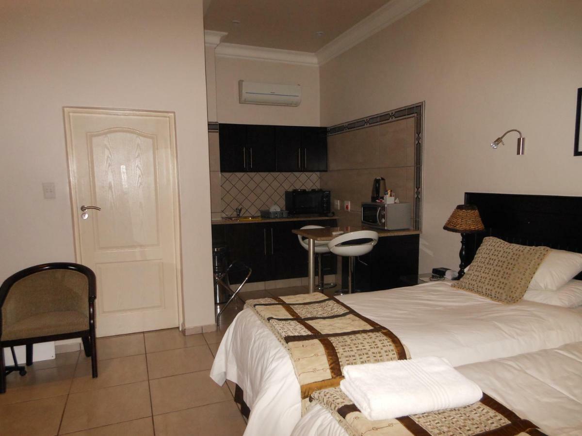 กู๊ดดีย์ เกสท์เฮาส์ Hotel พริทอเรีย ภายนอก รูปภาพ
